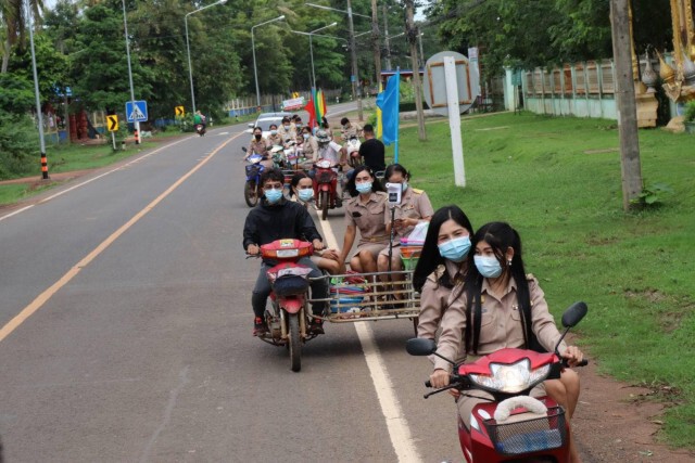 ครูนั่งรถจักรยานยนต์พ่วงข้าง ส่งตำราเรียนถึงบ้าน เลื่อนเปิดเรียน