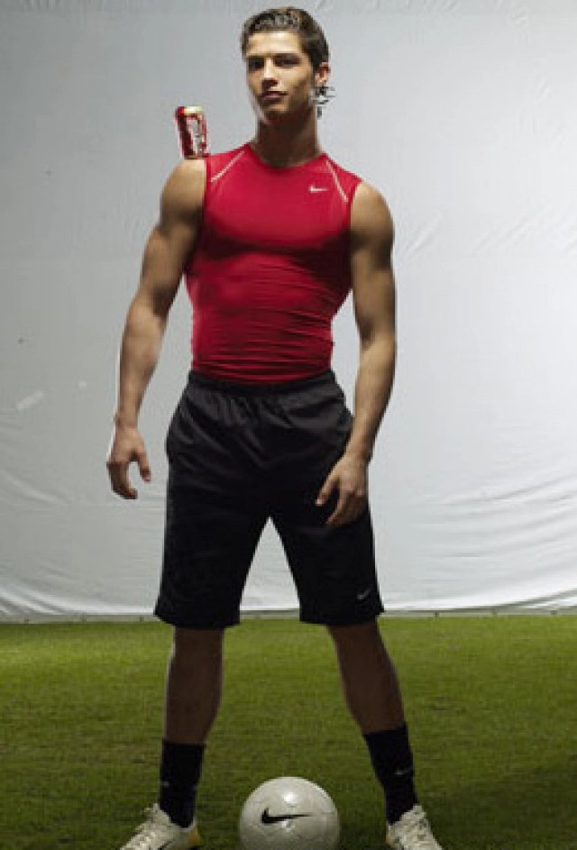 ไหนว่าไม่ควรดื่ม!? ชาวเน็ตขุดคลิป "โรนัลโด้" โฆษณา "โคคา-โคลา"