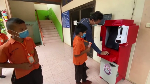 ตู้เอนกประสงค์เครื่องสแกนบัตรนักเรียนและวัดอุณหภูมิ