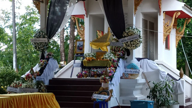 เผาเสี่ยตุ้ม BMW ชนดับ 3 ศพเพื่อนตามส่งชู 3 นิ้วข้างเมรุ