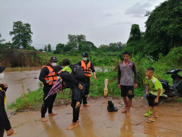 ทหารให้นักเรียนขี่หลังฝ่าน้ำท่วมไปโรงเรียนทันเวลา