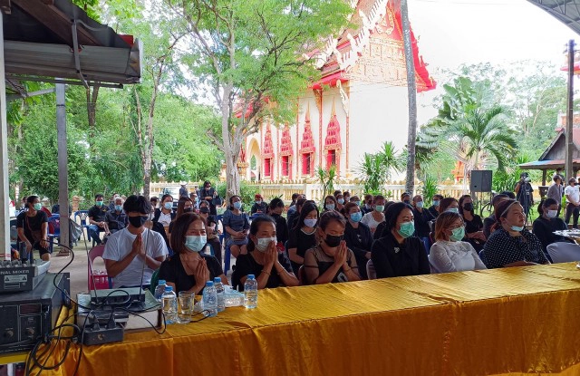 เผาเสี่ยตุ้ม BMW ชนดับ 3 ศพเพื่อนตามส่งชู 3 นิ้วข้างเมรุ