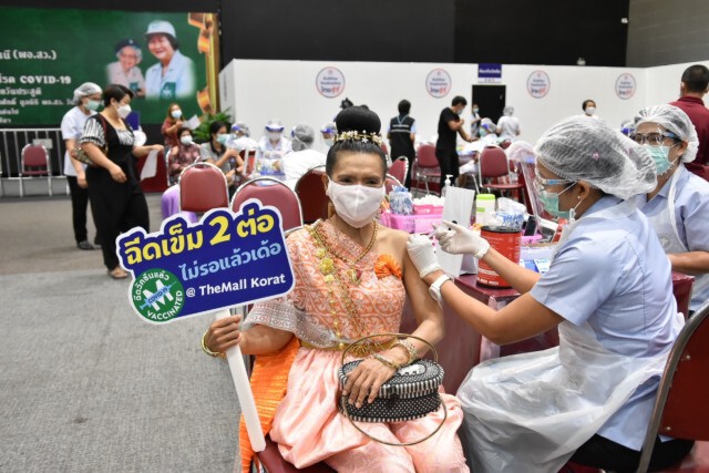 ฮือฮา..สาวใหญ่อดีตผญบ.แต่งชุดไทย ฉีดวัคซีนโควิด