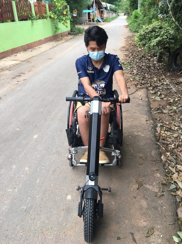 หนุ่มพิการคึกคะนองนำวีลแชร์ต่อหัวลากไฟฟ้าวิ่งบนถนนหลุดโค้งบาดเจ็บ