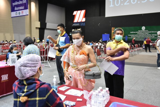 ฮือฮา..สาวใหญ่อดีตผญบ.แต่งชุดไทย ฉีดวัคซีนโควิด