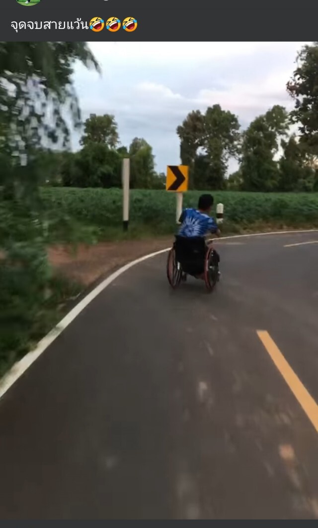 หนุ่มพิการคึกคะนองนำวีลแชร์ต่อหัวลากไฟฟ้าวิ่งบนถนนหลุดโค้งบาดเจ็บ