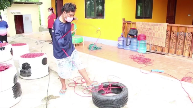 ไอเดียเจ๋งนำล้อรถยนต์ทำเก้าอี้นั่งลดขยะ