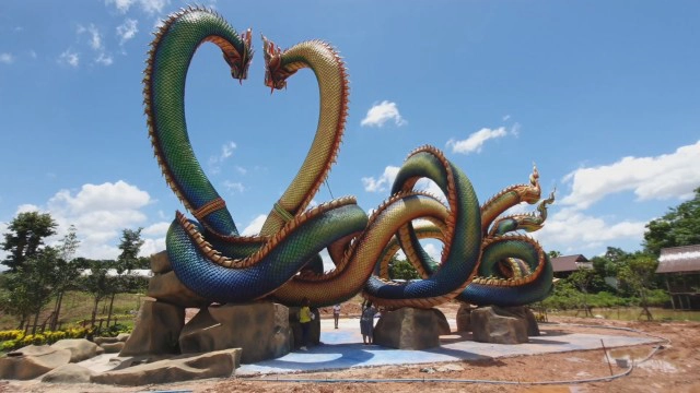 สาวใหญ่ศรัทธาควักเงินปั้นพญานาคคู่ "ปู่ศรีสุทโธ ย่าศรีปทุมมา"