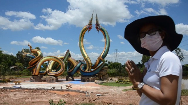 สาวใหญ่ศรัทธาควักเงินปั้นพญานาคคู่ "ปู่ศรีสุทโธ ย่าศรีปทุมมา"