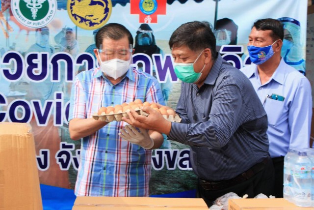"นิพนธ์" แจกไข่ชุมชนเก้าเส้งหลังสั่งล็อคดาวน์ 14 วัน