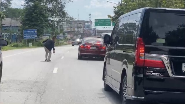 "ลุงชวน" ผวาหนัก เจอหมาวิ่งตัดหน้าขบวนรถเบรกกะทันหัน