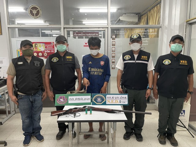 สกัดนายพรานมีพิรุธซิ่งรถหนีตำรวจพบปืนยาวเตรียมล่าสัตว์