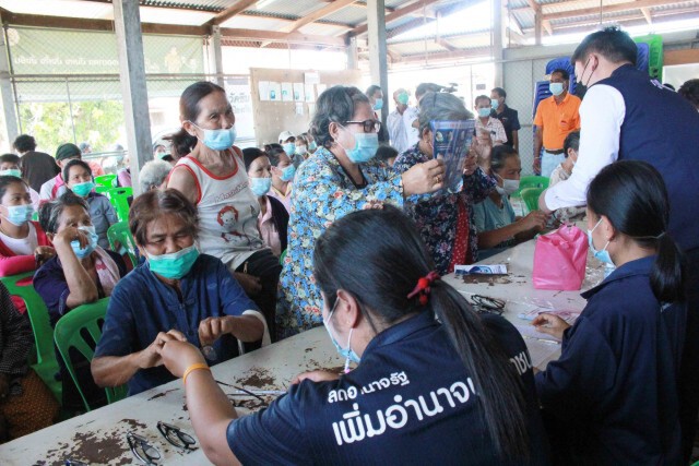 มอบแว่นตาเชิญชวนผู้สูงอายุฉีดวัคซีนหยุดเชื้อเพื่อชาติ