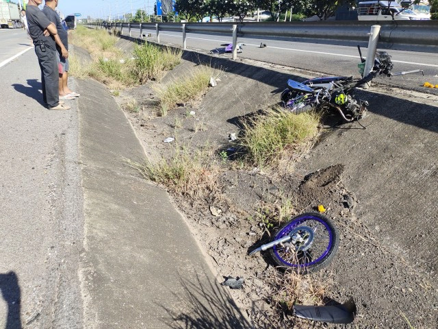 วัยรุ่นออกทริปเขายายเที่ยง รถเกี่ยวกันล้มดับ1 เจ็บ1