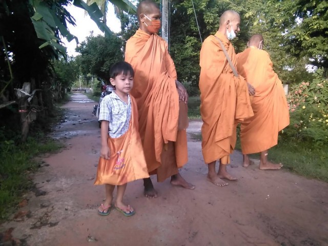 น้องเก้าตะวัน เด็กชายผู้มีใจรักในพุทธศาสนาขวัญใจพ่อเฒ่า-แม่แก่ในหมู่บ้าน
