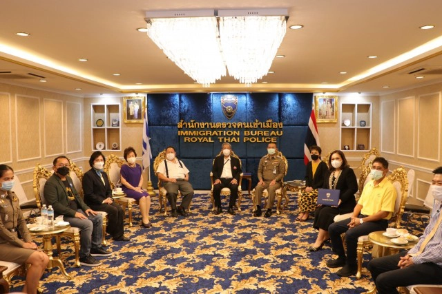 "วพน.12" มอบสิ่งของให้ สตม. ช่วยประชาชนสู้วิกฤตโควิด-19