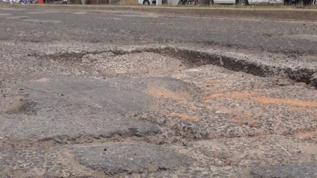 ร้องทางถนนกลางอ.ปะคำชำรุด ติดป้ายปรับปรุงแต่ยังเงียบ