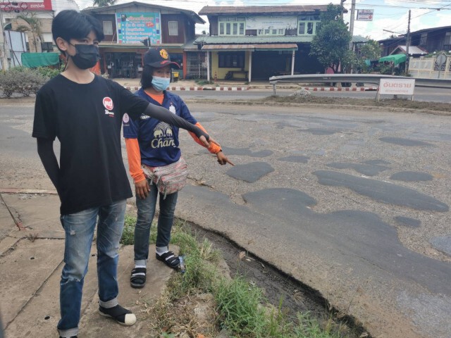 ร้องทางถนนกลางอ.ปะคำชำรุด ติดป้ายปรับปรุงแต่ยังเงียบ