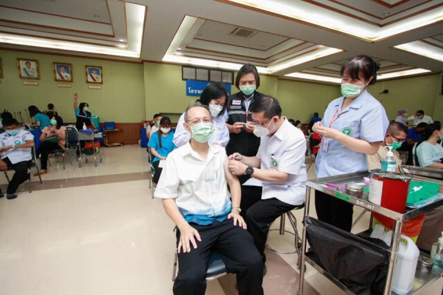 ลำพูนเลื่อนฉีดวัคซีนให้ประชาชนให้เร็วขึ้น