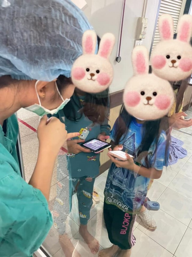 พยาบาลใจดี ทำหน้าที่แทนครูสอนการบ้านเด็กป่วยโควิด