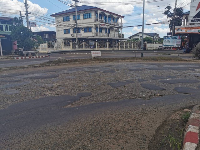 ร้องทางถนนกลางอ.ปะคำชำรุด ติดป้ายปรับปรุงแต่ยังเงียบ