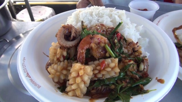 เจ้าของโต๊ะจีนดัดแปลงรถขายก๋วยเตี๋ยวอาหารตามสั่งเคลื่อนที่
