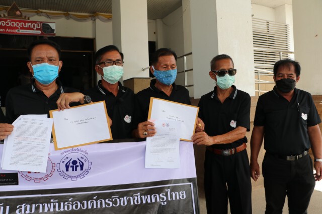 ครูแต่งชุดดำขอให้รัฐถอนร่าง พ.ร.บ.การศึกษาฉบับผ่าน ครม.