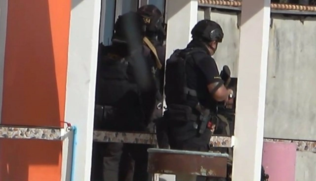 ปิดล้อมปะทะผู้ก่อการร้ายโยงยิงแล้วเผา 3 ศพ