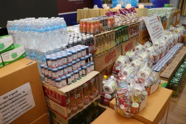 "วพน.12" มอบสิ่งของให้ สตม. ช่วยประชาชนสู้วิกฤตโควิด-19