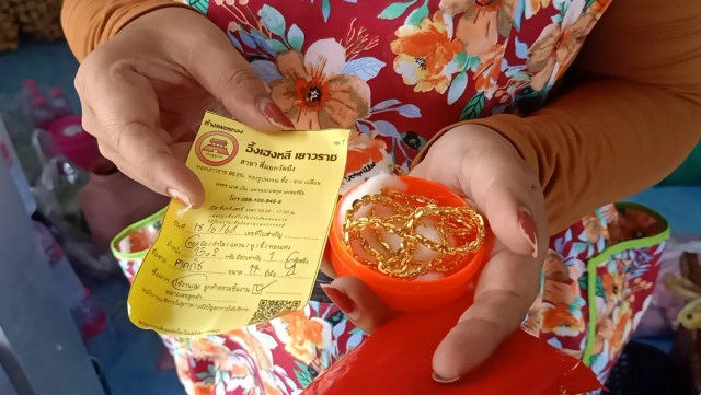 แม่ค้ากล้วยทอดหอบเงินเหรียญครึ่งแสนซื้อทองคำใช้เวลานับ 2 ชม.