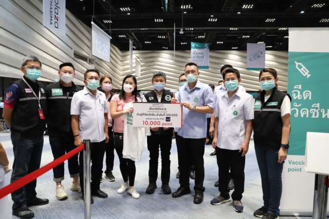 มอบรางวัลผู้โชคดี ฉีดวัคซีนลำดับคิวที่ 1 แสน จุดบริการ รพ.มหาราชฯ