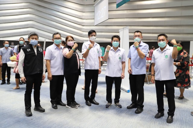 มอบรางวัลผู้โชคดี ฉีดวัคซีนลำดับคิวที่ 1 แสน จุดบริการ รพ.มหาราชฯ