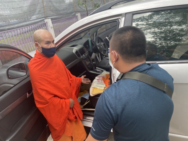 รวบคาผ้าเหลืองพระตระเวนแบงก์ดอลลาร์ปลอม