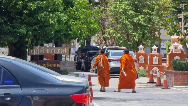 วัดผาสุกมณีจักร วุ่น!! ติดป้ายงดกิจกรรมถึง30 มิ.ย. หลังพระ-ญาติโยมติดเชื้อโควิดจากผู้ป่วยมาทำสังฆทาน