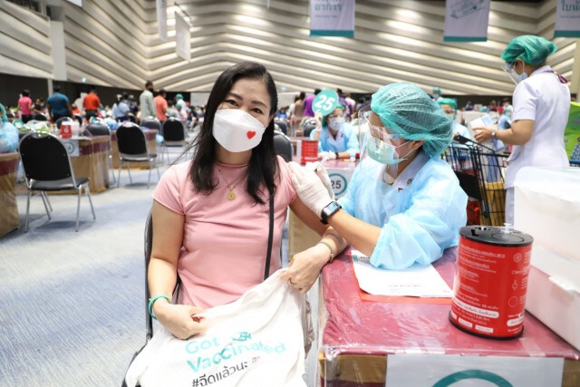 มอบรางวัลผู้โชคดี ฉีดวัคซีนลำดับคิวที่ 1 แสน จุดบริการ รพ.มหาราชฯ