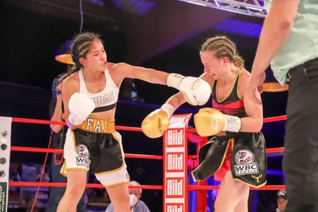 สุดยอด!! "น้องฝ้าย" พรรณราย นักชกสาวไทยคว้าแชมป์เยาวชนสภามวยโลก ที่เยอรมนี