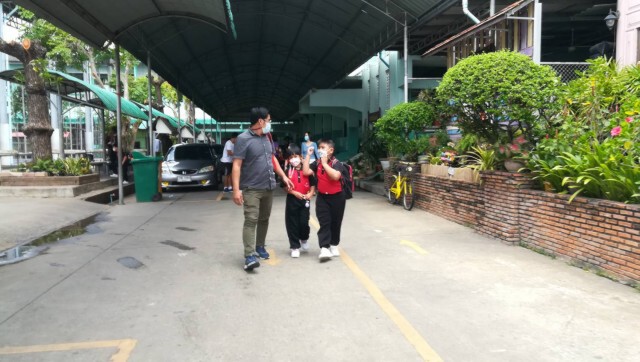 ผู้ปกครองร.ร.จ่าการบุญแห่รับลูกกลับ