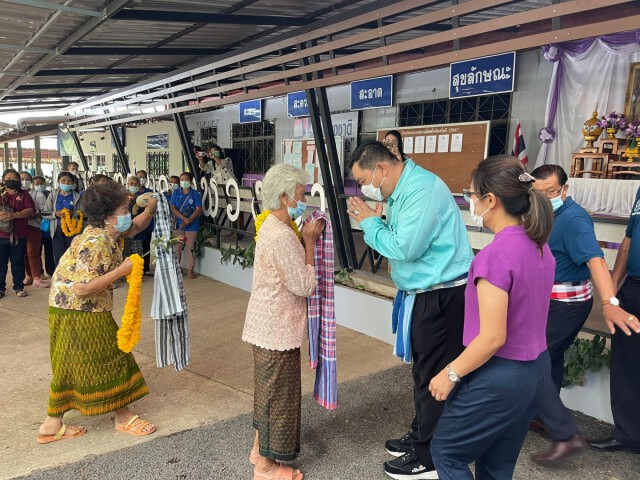 ชาวบ้านแห่ให้กำลังใจนายกฯเทศบาลเทพวงศา