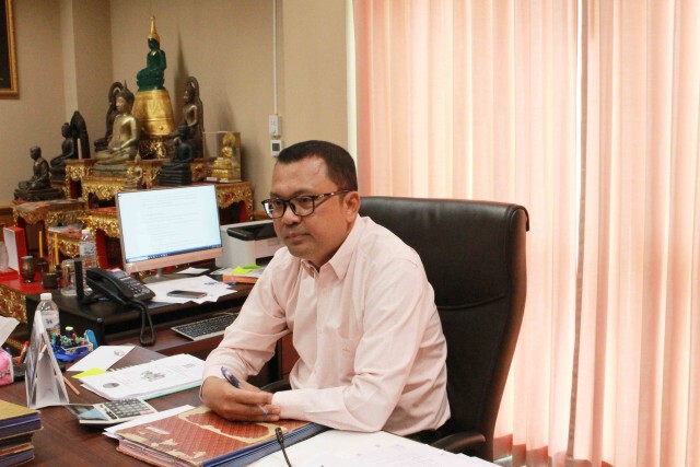ดราม่ารถตู้วัฒนธรรมติดป้ายจองสถานที่จอดคร่อมเลน