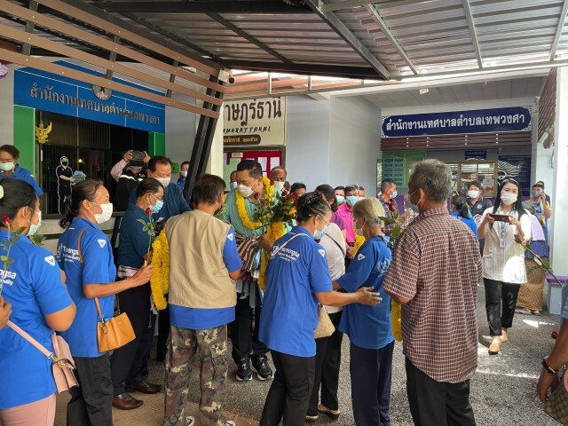 ชาวบ้านแห่ให้กำลังใจนายกฯเทศบาลเทพวงศา