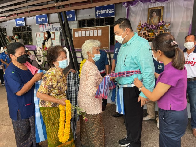 ชาวบ้านแห่ให้กำลังใจนายกฯเทศบาลเทพวงศา