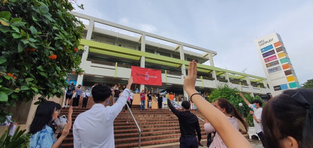 ราษฎรขอนแก่นตั้งโต๊ะล่ารายชื่อทวงคืนประชาธิปไตยไล่รัฐบาล
