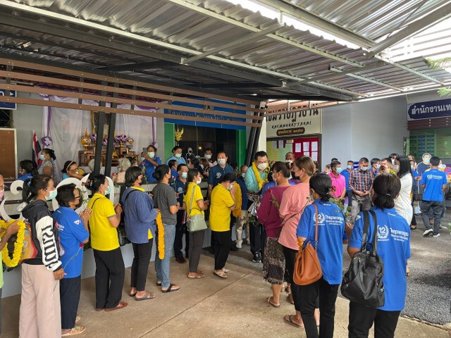ชาวบ้านแห่ให้กำลังใจนายกฯเทศบาลเทพวงศา
