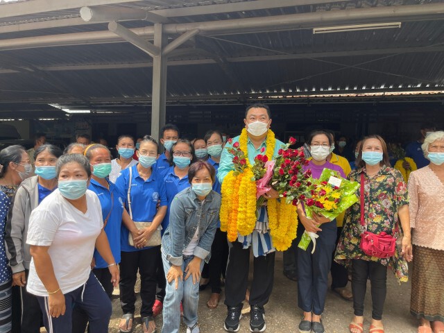 ชาวบ้านแห่ให้กำลังใจนายกฯเทศบาลเทพวงศา