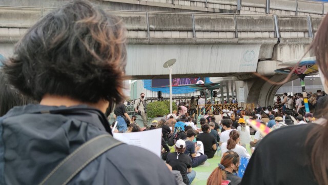 คณะราษฎรเริ่มแล้ว!! ปราศรัยบนสกายวอล์ค