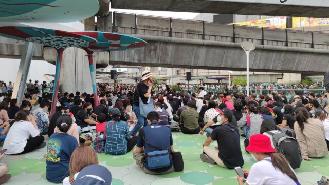 คณะราษฎรเริ่มแล้ว!! ปราศรัยบนสกายวอล์ค