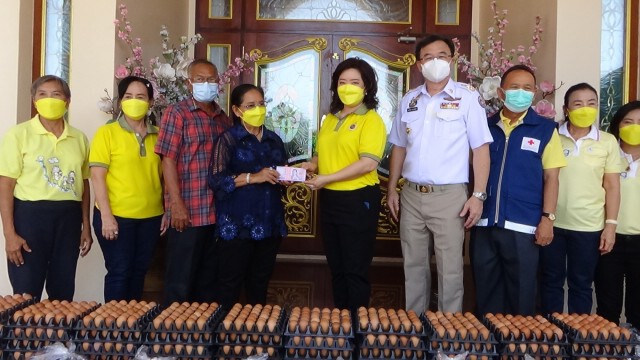 ผู้ว่าฯอ่างทอง นำทีมแจกชุดปันน้ำใจสู้ภัยโควิด 19