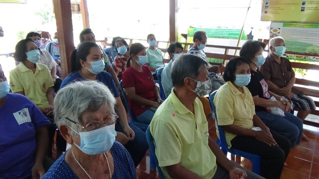 ผู้ว่าฯอ่างทอง นำทีมแจกชุดปันน้ำใจสู้ภัยโควิด 19