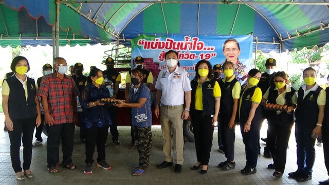 ผู้ว่าฯอ่างทอง นำทีมแจกชุดปันน้ำใจสู้ภัยโควิด 19