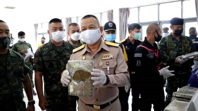 ยึดกัญชาอัดแท่ง 560 กก.คนร้ายเผ่นหางจุกตูดกระโดดเรือว่ายน้ำหนี